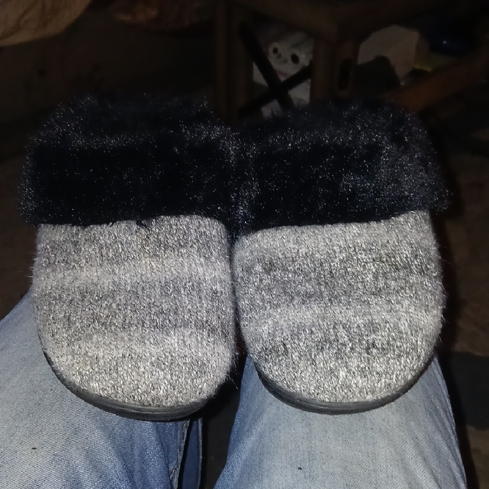 isotoner Women's Furry Slippers - Black and Gray